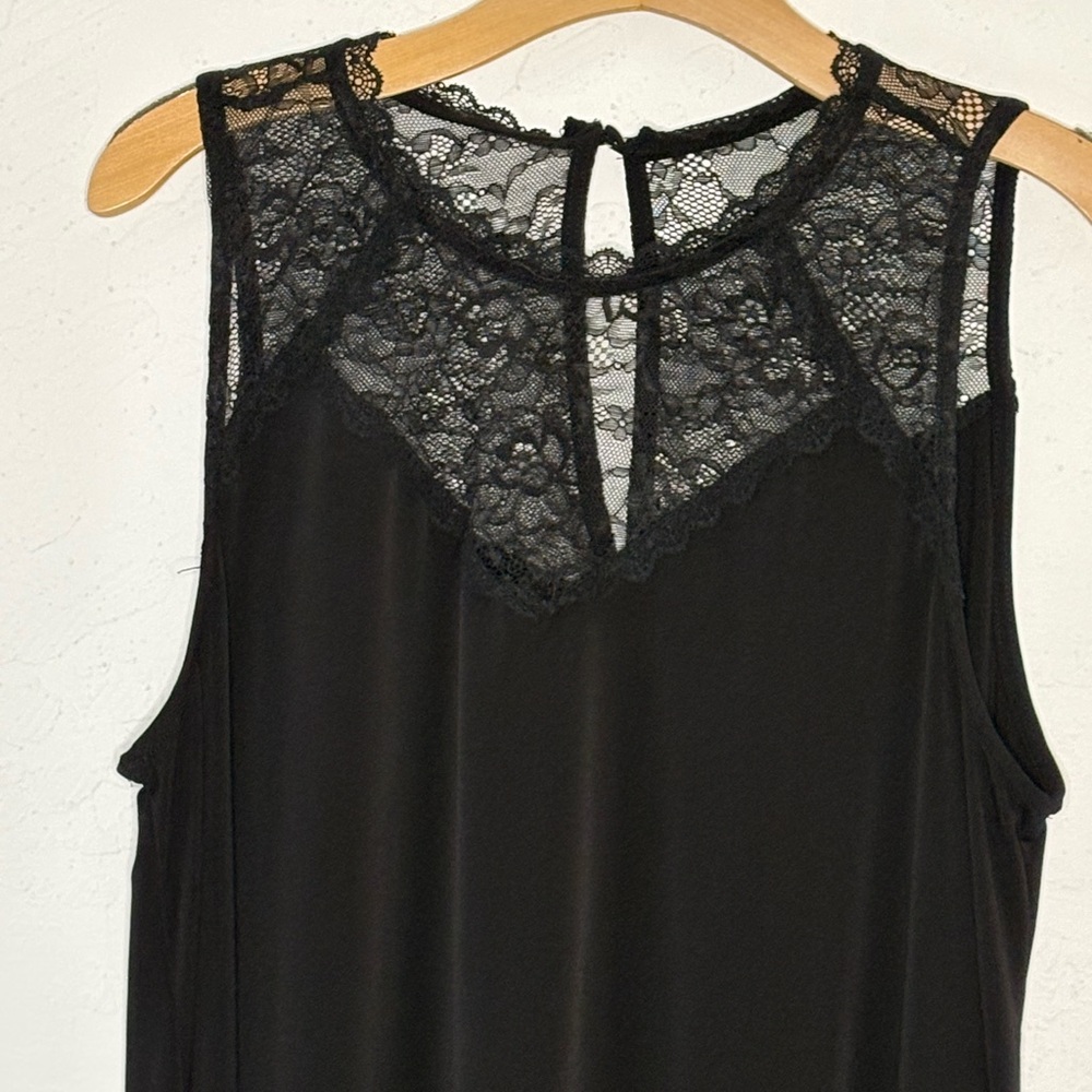 Torrid Women Sz 1/1x High Neck Studio Knit Lace Tank Black Sharkbite Hem Keyhole